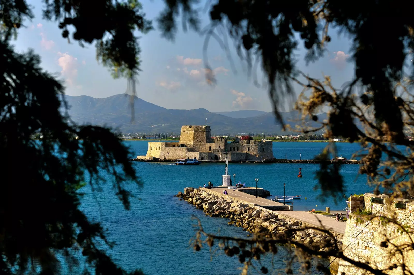 A Bourtzi-szigeti kastély Nafplion kikötőjéből hajóval érhető el.