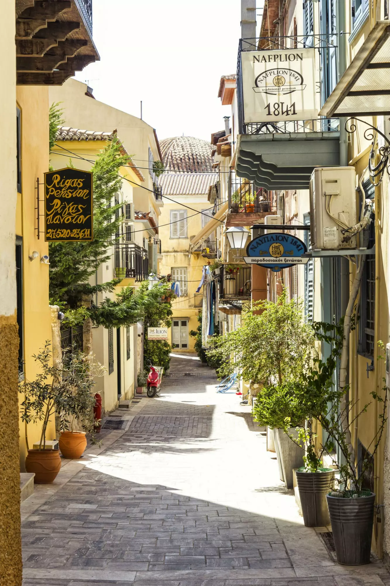 Moja ya mitaa idyllic ya mji wa zamani wa Nafplion.