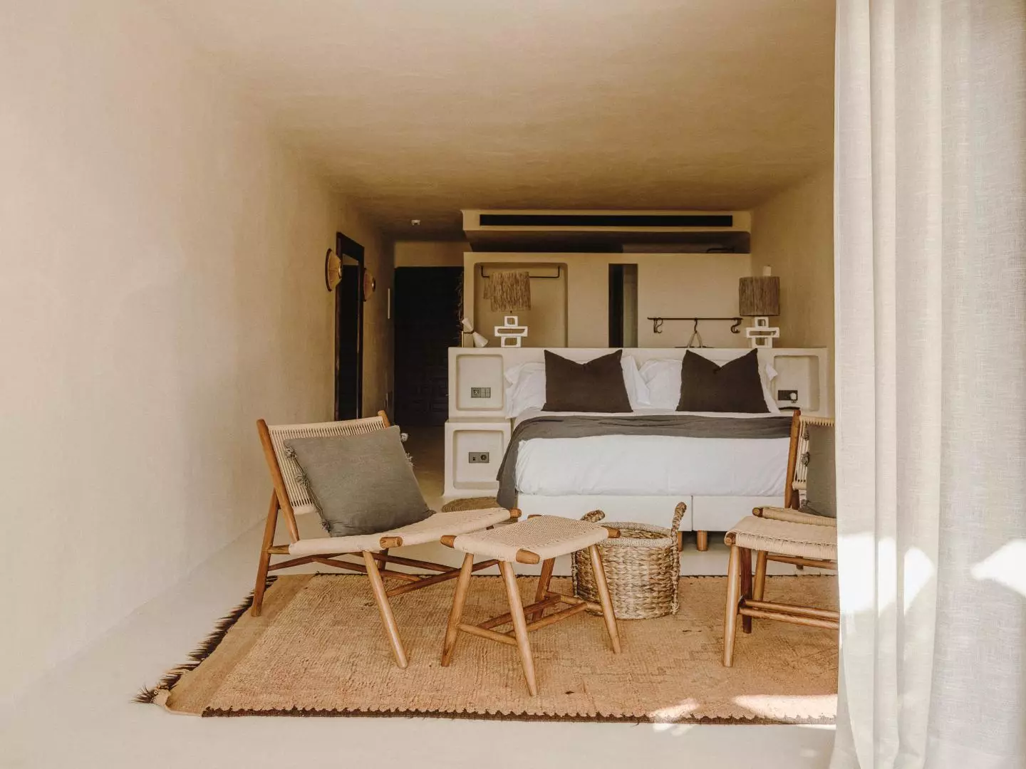 Wood, linen, mouse and esparto grass are the textures of Casa Pacha.