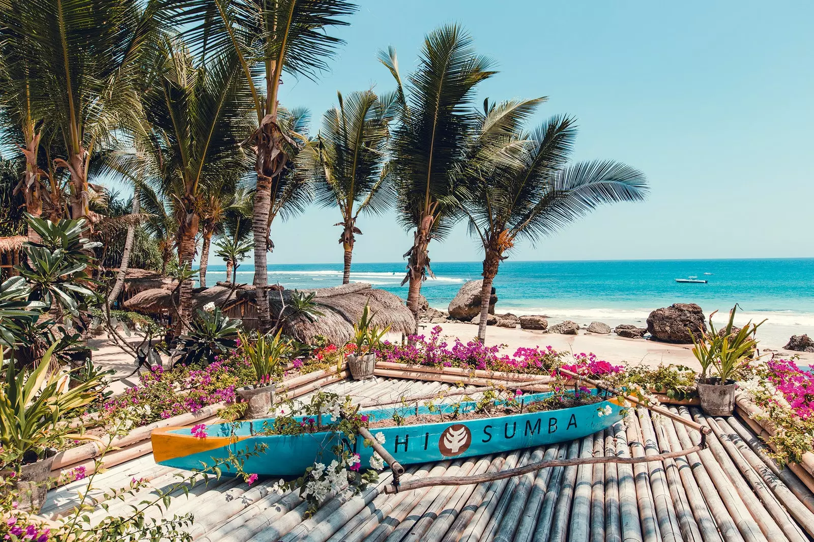 Vista panorâmica do barco à beira da praia em Nihi Sumba