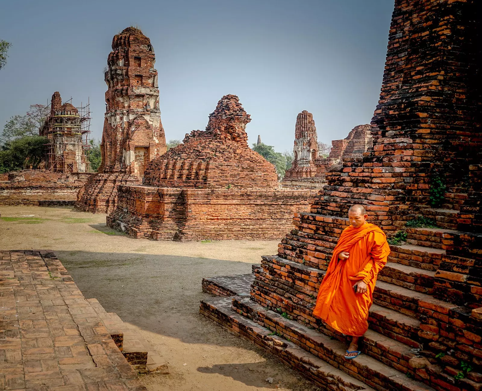 Taisteal go Ayutthaya tugaimid cuairt ar na fothracha an chaipitil ársa Siam