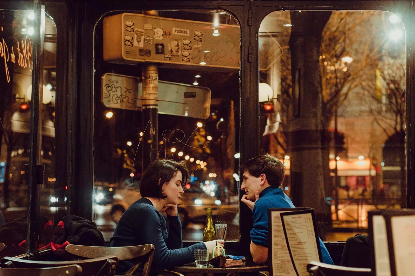 coppia che ha un appuntamento romantico in un ristorante a parigi