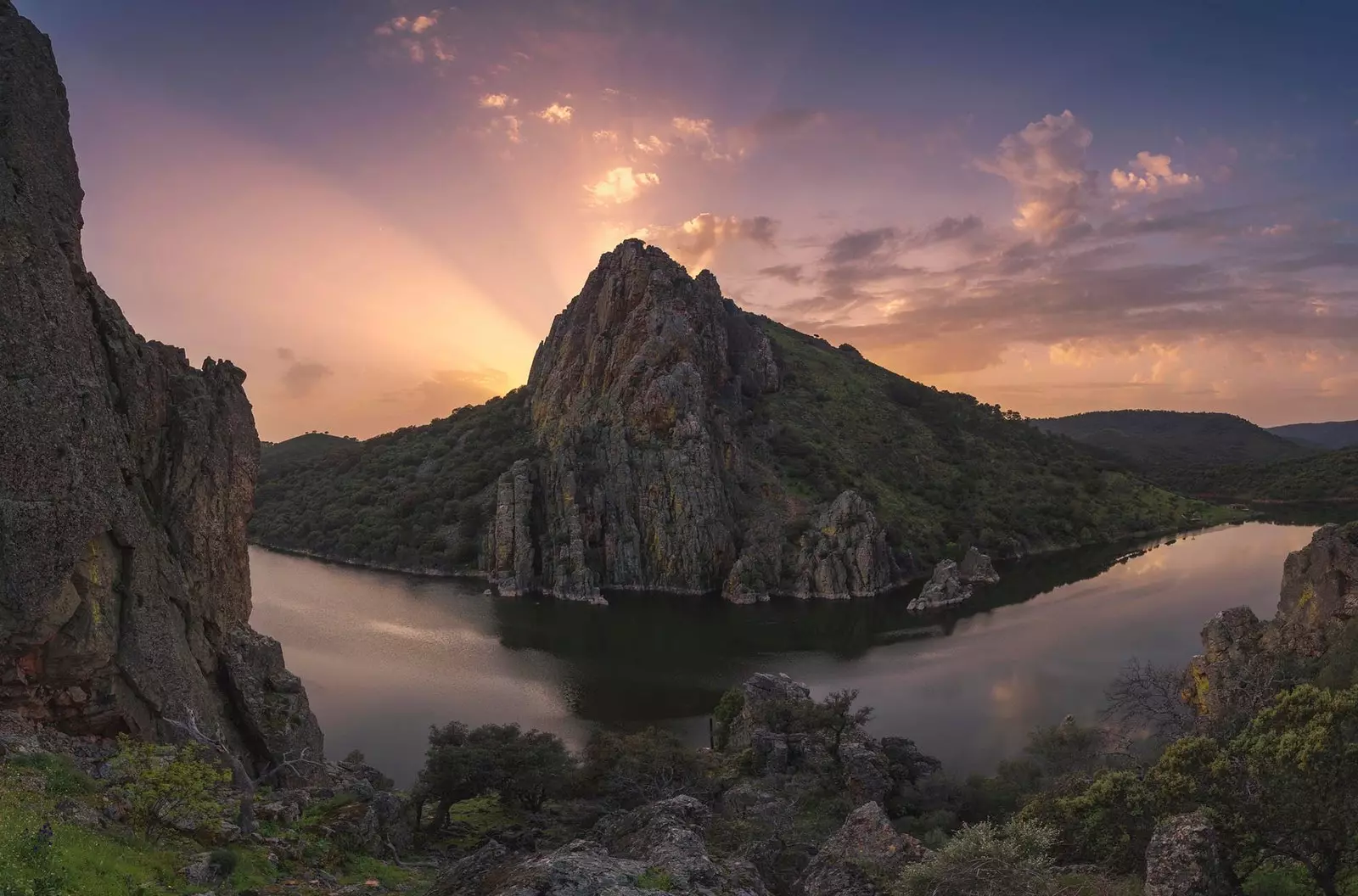 Monfrague Peña Falcón při západu slunce