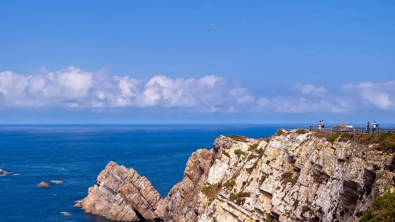 Dari Gijón ke Avilés: rute dengan mobil di sepanjang pantai Asturias