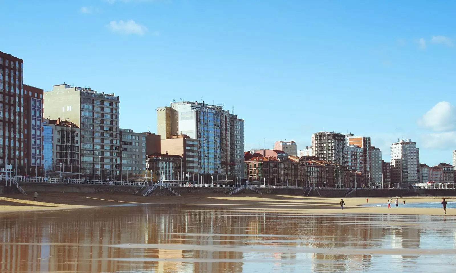 Dari Gijón ke Avils laluan dengan kereta di sepanjang pantai Asturias