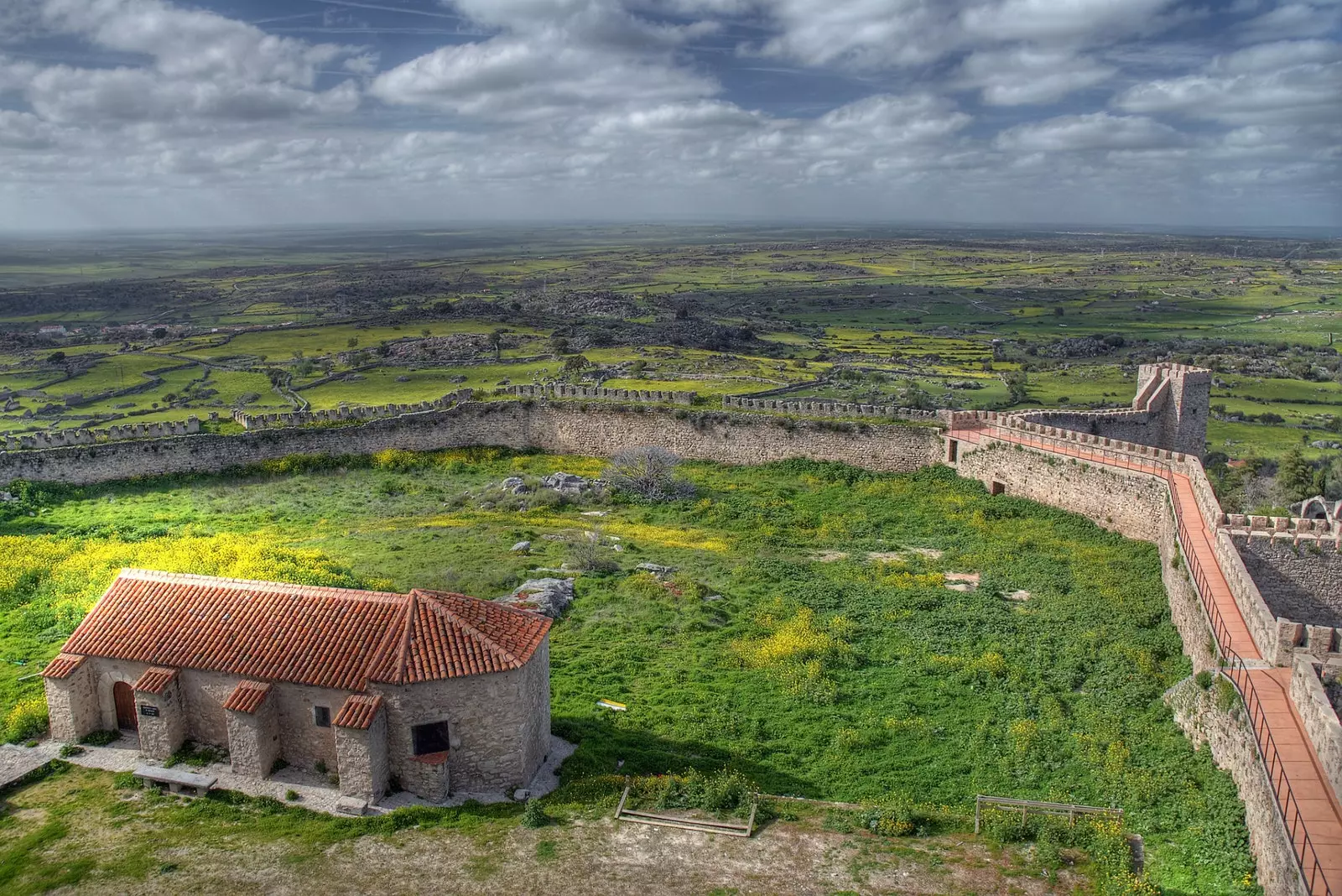 Трухильо е измислена обстановка, толкова реална, колкото и историята му.