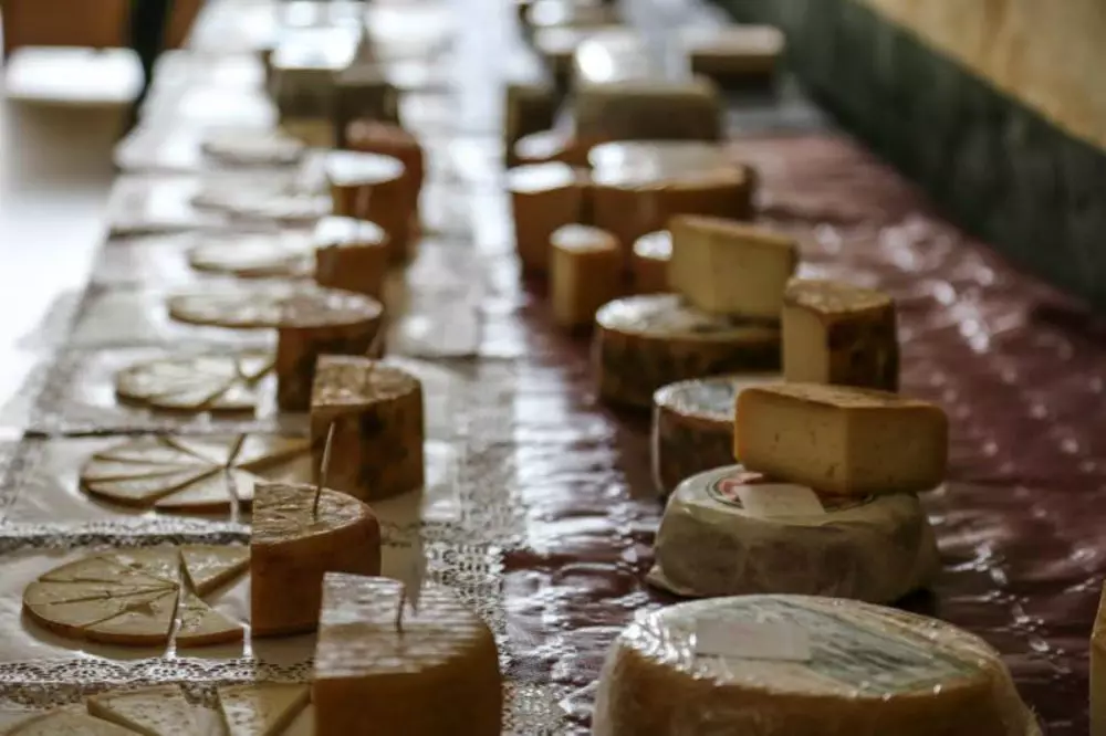 Op der National Cheese Fair stinn d'Casar a La Serena Kuchen als lokal Spezialitéiten aus.