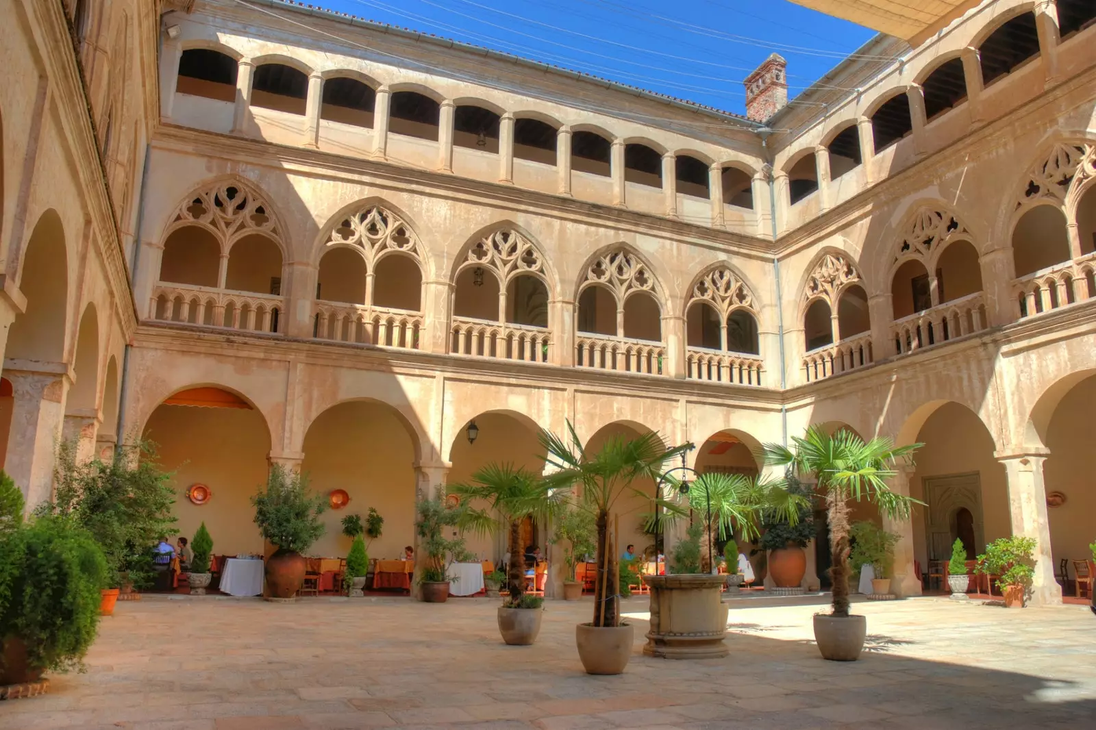 Os quartos da Hospedería del Real Monasterio de Santa María de Guadalupe têm vista para o claustro gótico do s. XVI.