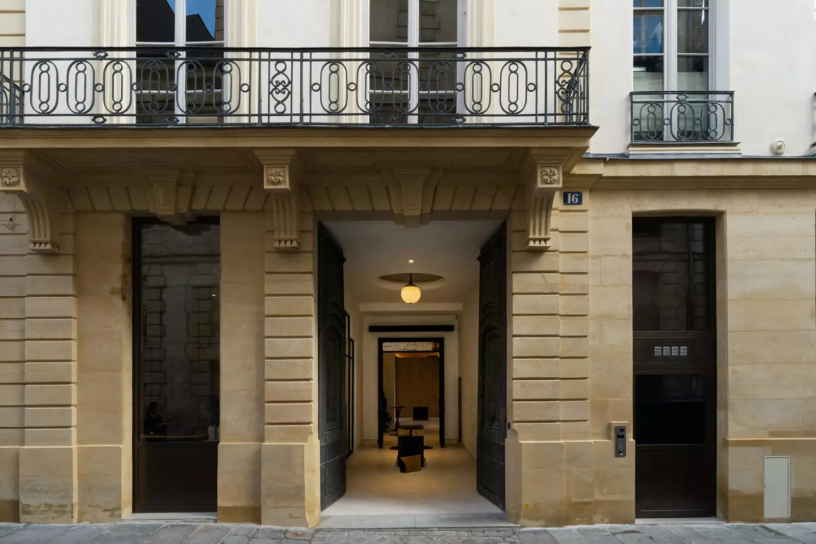 Derrière un hôtel particulier parisien, un temple japonais, c'est OGATA