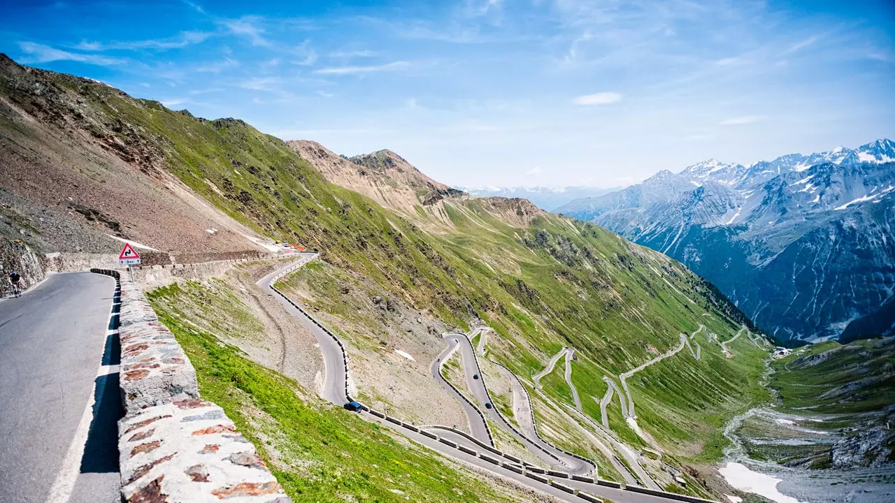 Laluan melalui lebih daripada 80 selekoh Stelvio Pass