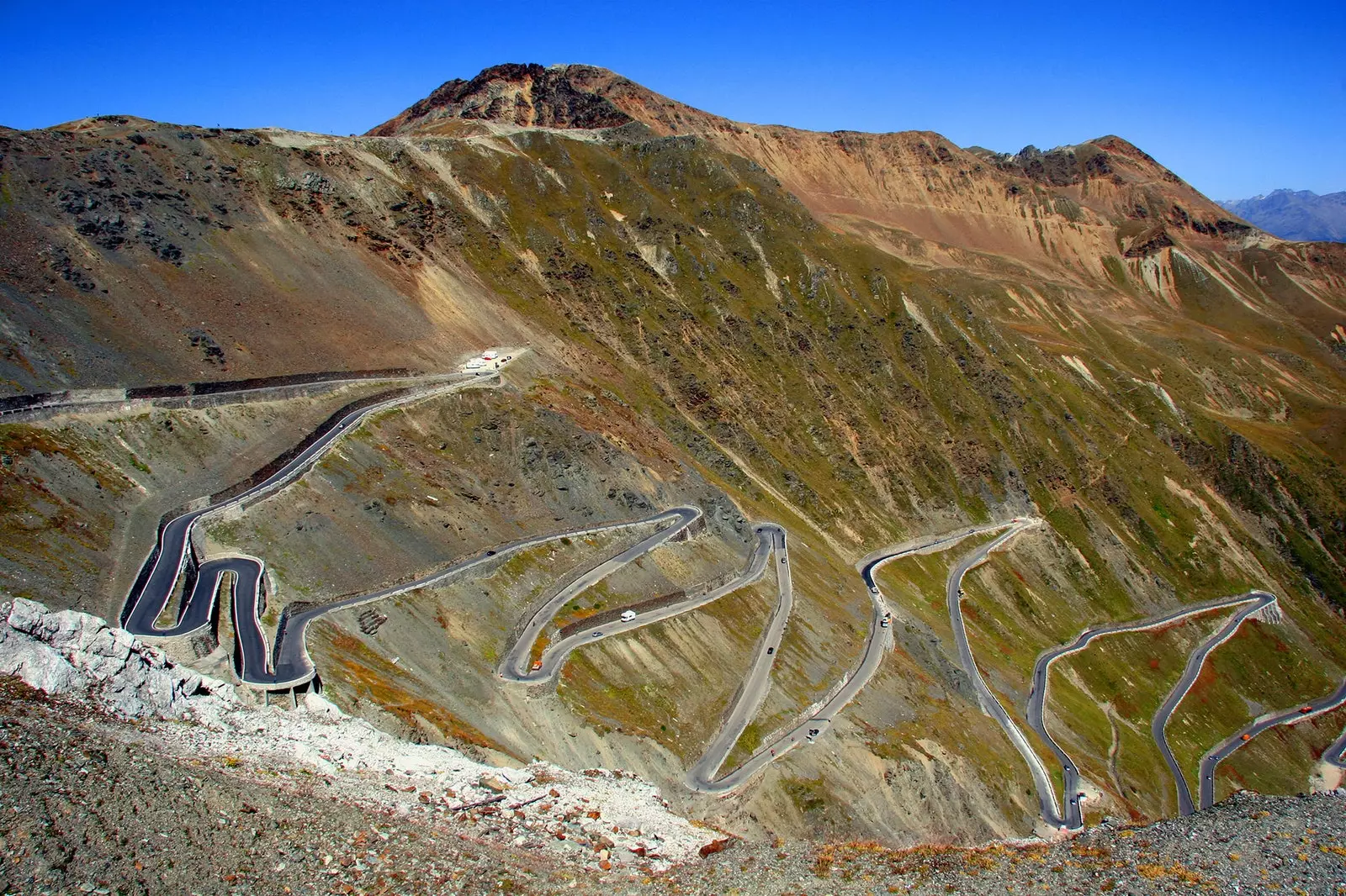 Útvonal a Stelvio-hágó több mint 80 kanyarulatán keresztül