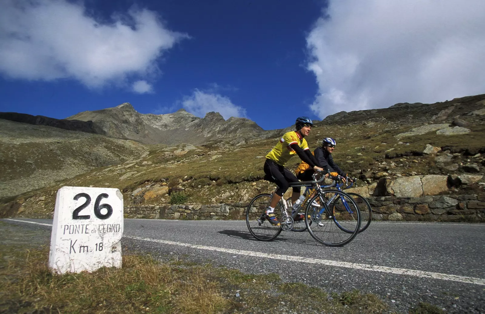 Útvonal a Stelvio-hágó több mint 80 kanyarulatán keresztül