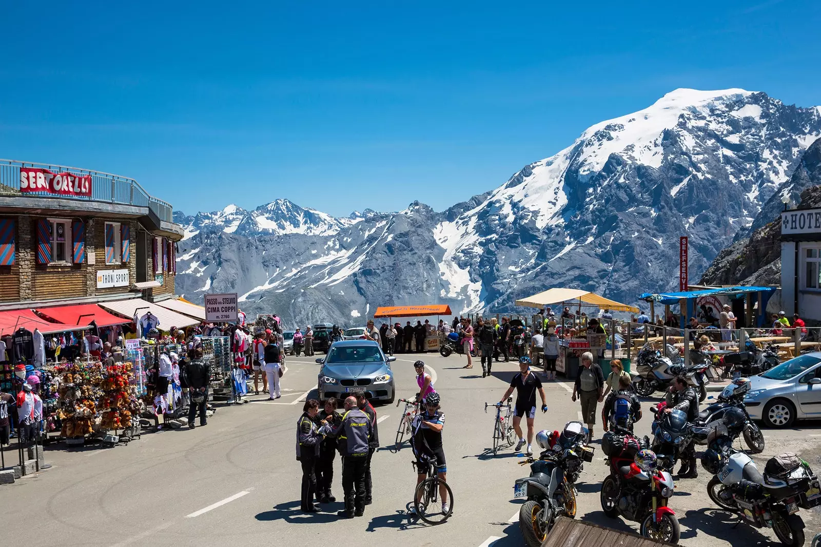 Laluan melalui lebih daripada 80 selekoh Stelvio Pass