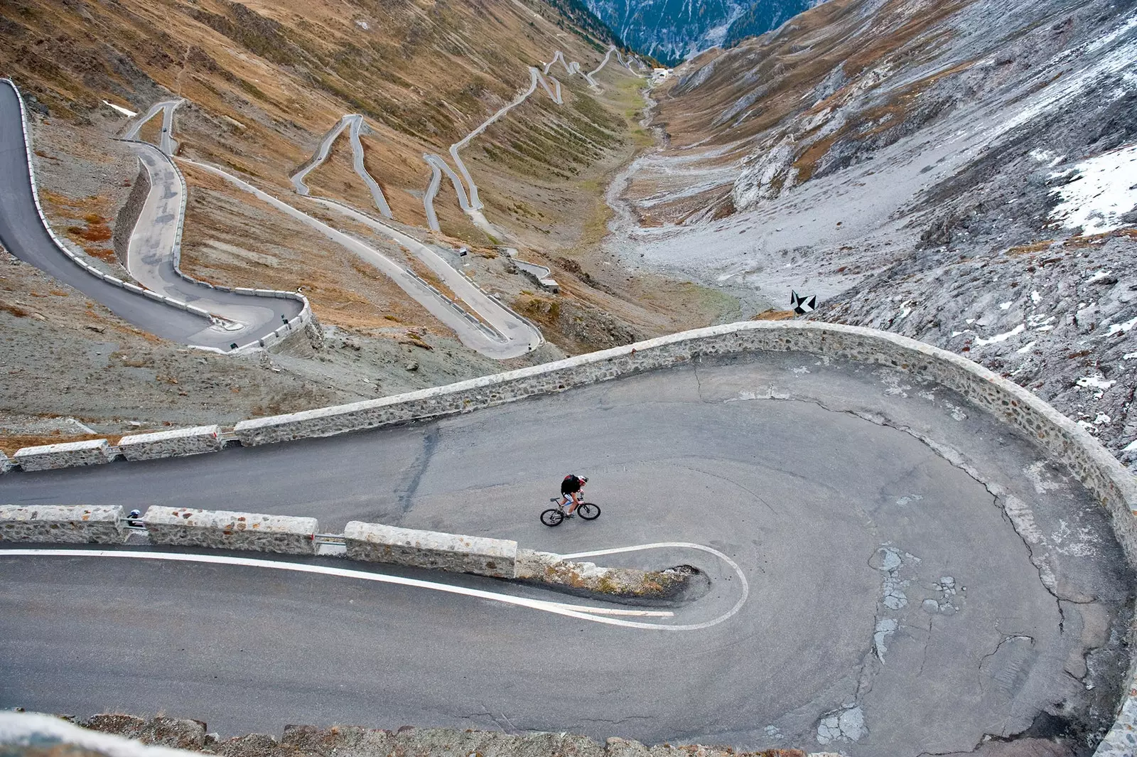 Maršruts pa Stelvio pārejas vairāk nekā 80 līkumiem