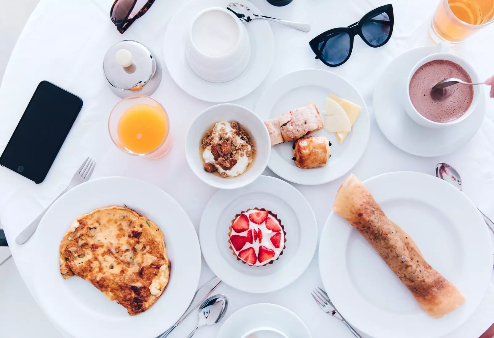 Table de petit-déjeuner de l'hôtel pleine de nourriture