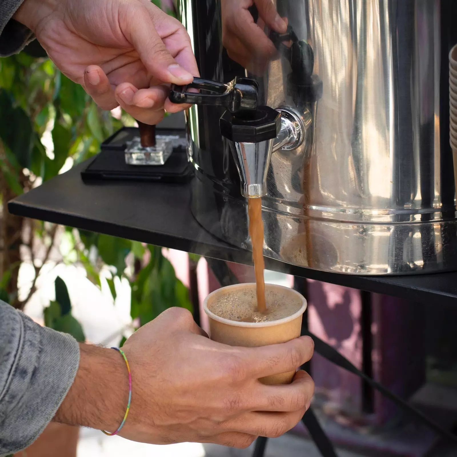 Varje fredag tillkännager Bahram på sin Instagram i vilken cafeteria i Barcelona hans berömda Chai Masala kommer att finnas