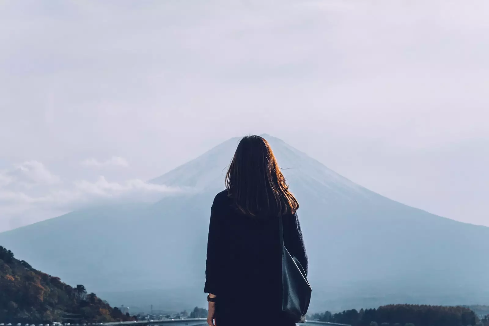 fille regardant le mont fuji