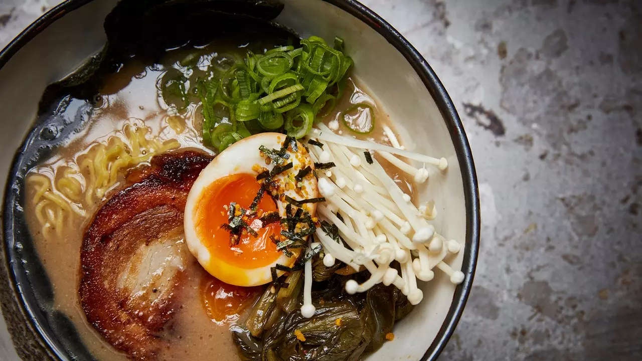 Cuisiner avec John Husby du Chuka Ramen Bar : comment préparer un authentique tori paitan ramen