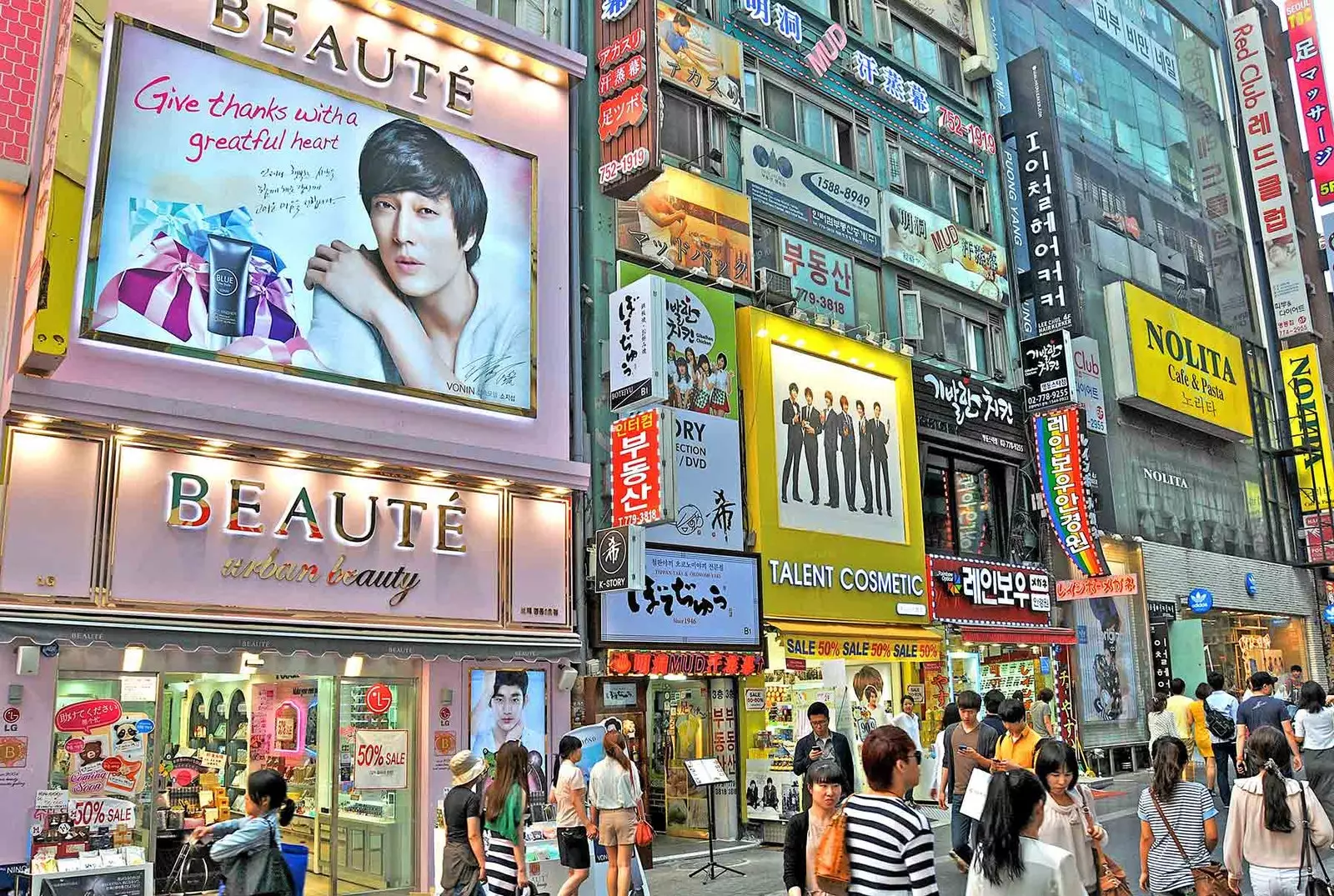 A Myeongdong c'è un negozio di cosmetici ad ogni angolo.