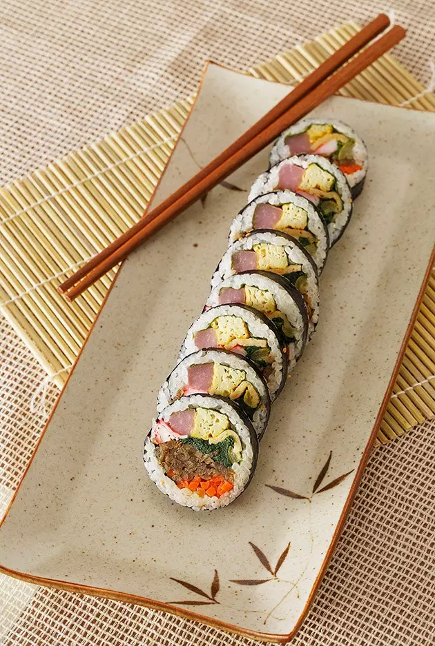 Il Gimbap o Kimbap viene servito freddo