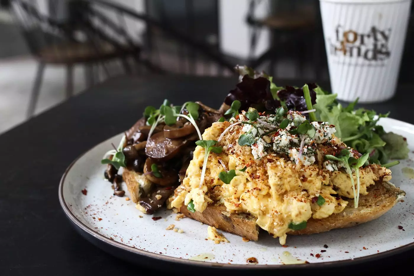 Naast heerlijke koffies heeft het ook een brunchoptie voor veganisten.