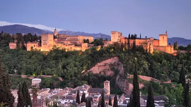 Liburan romantis di Granada: melalui hutan Alhambra