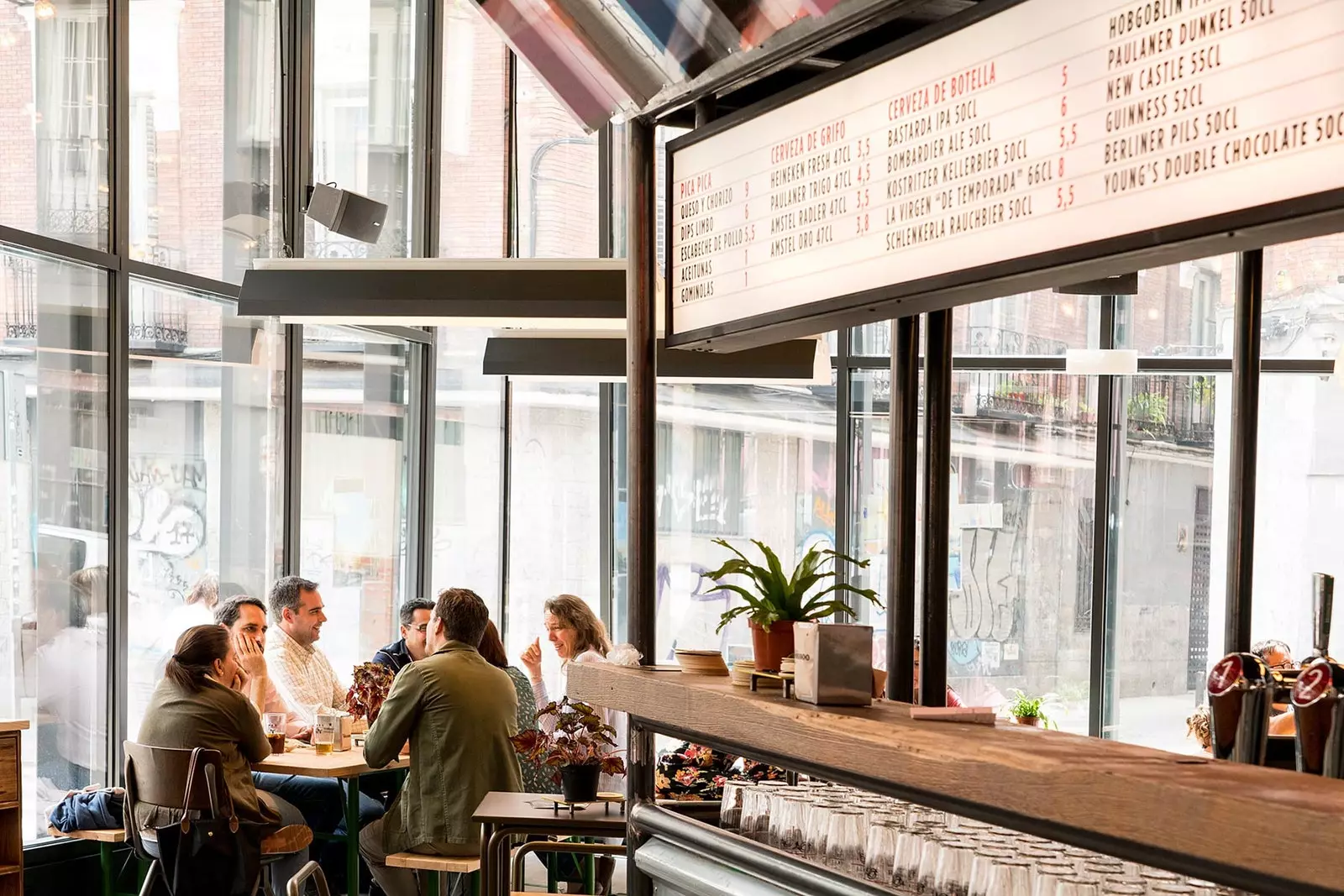 Zullen we een biertje drinken in een onwettig hotel?Ja ja ja en ja