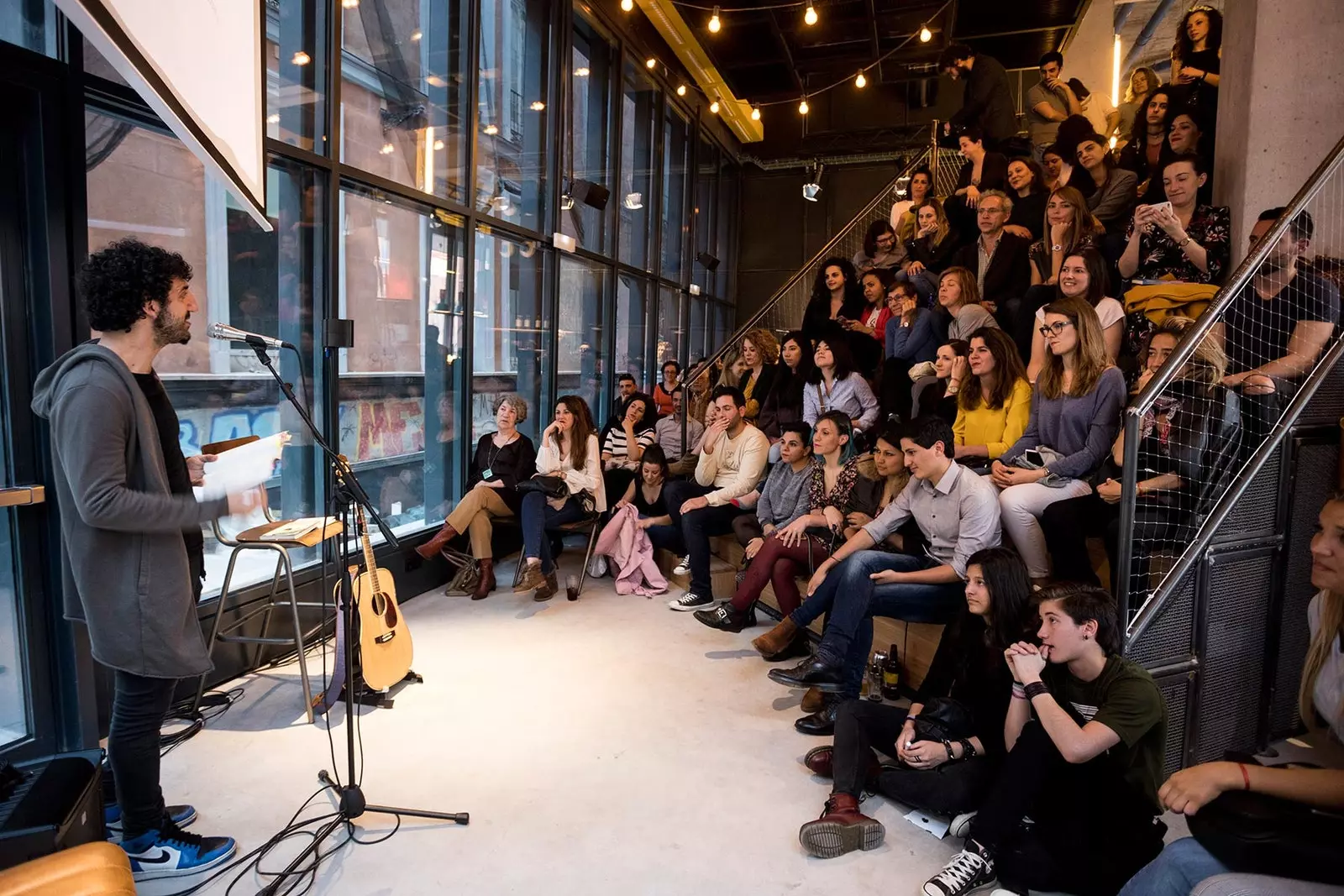 De Marwan recitéiert am Bastardo Hostel