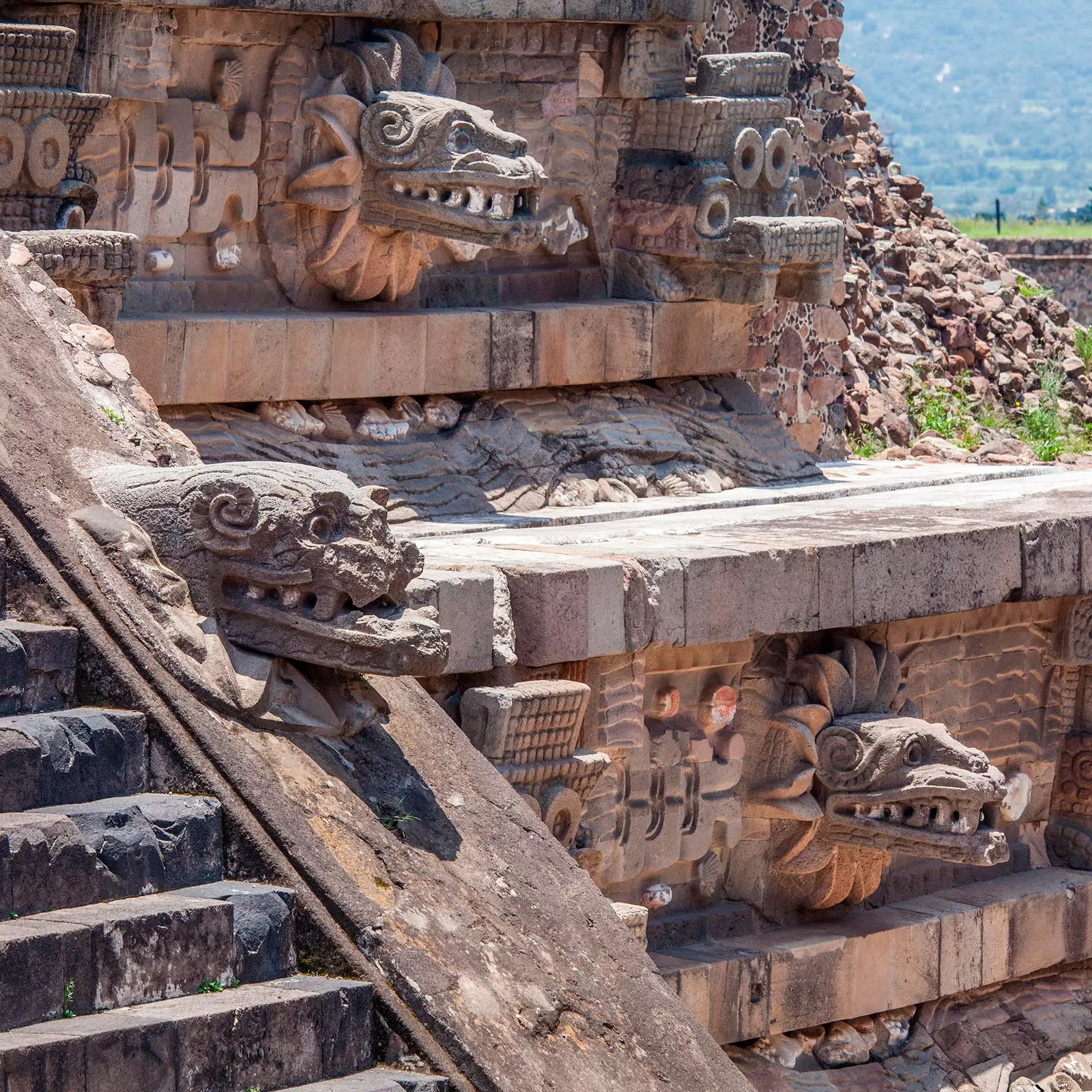 Décorations de la pyramide de Teotihuacan