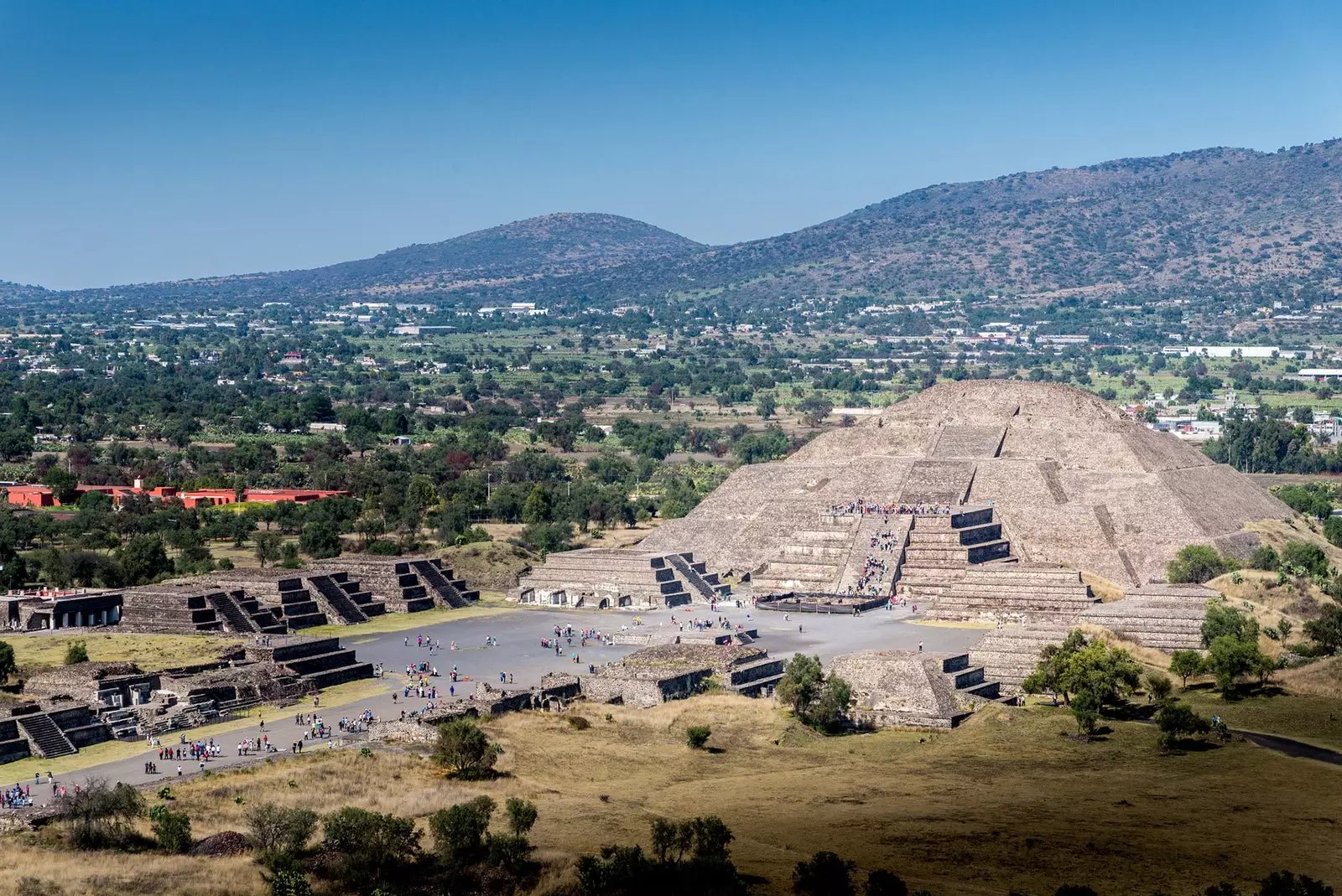 Πυραμίδα της Σελήνης από την Πυραμίδα του Ήλιου