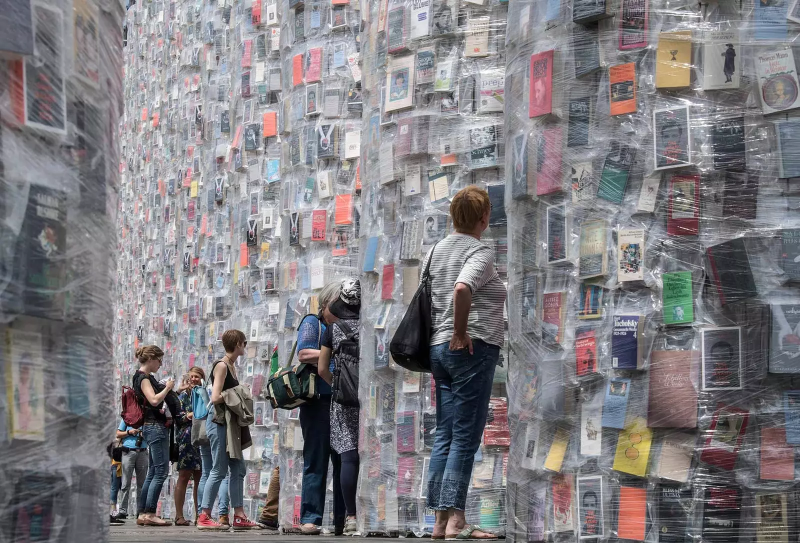 El nou Partenó de llibres prohibits de Marta Minujín es pot veure dins del festival documenta 14