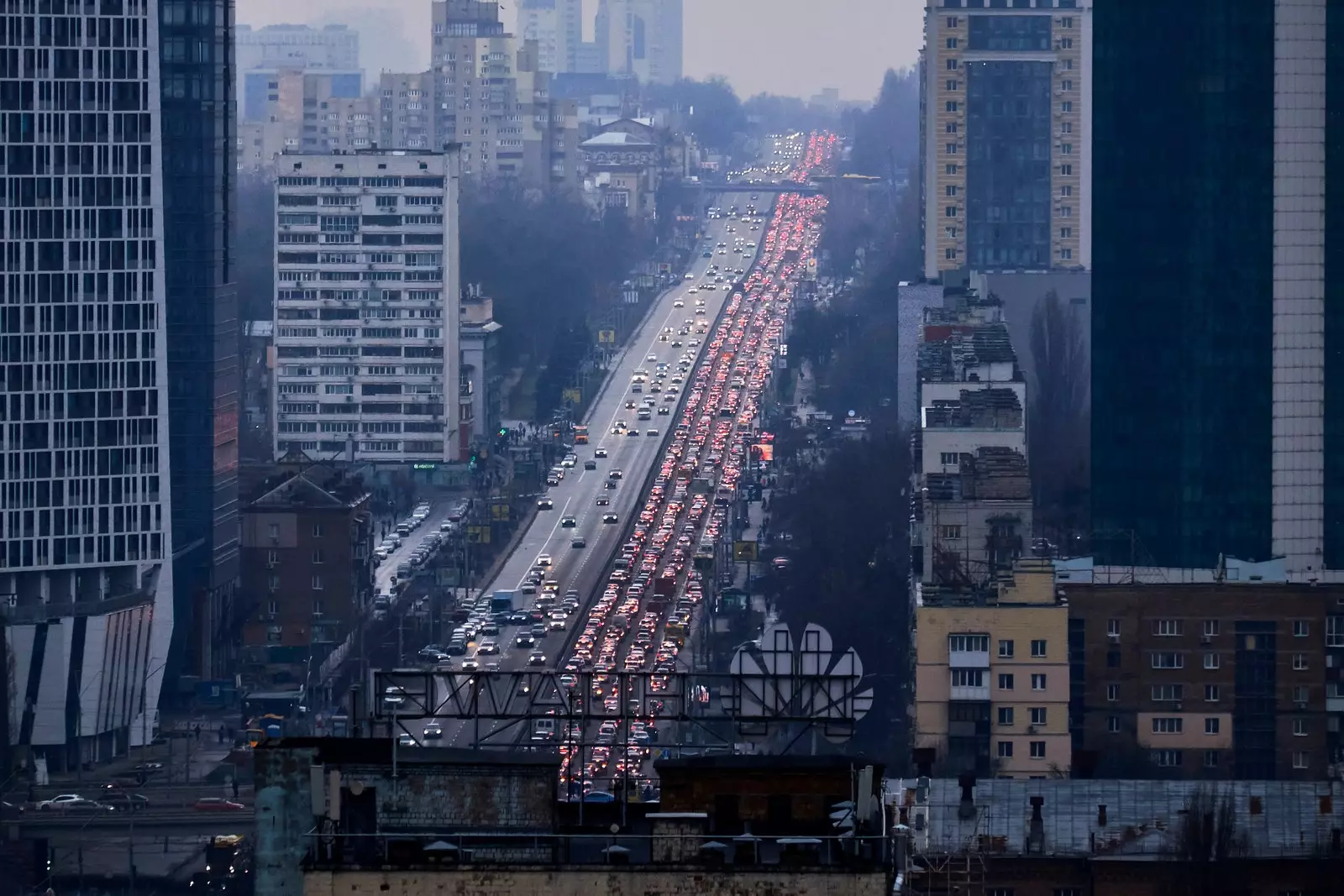 Luftaufnahme einer Autobahn in Kiew, Ukraine, mit einer Reihe von Autos, die sich so weit erstrecken, wie das Auge reicht