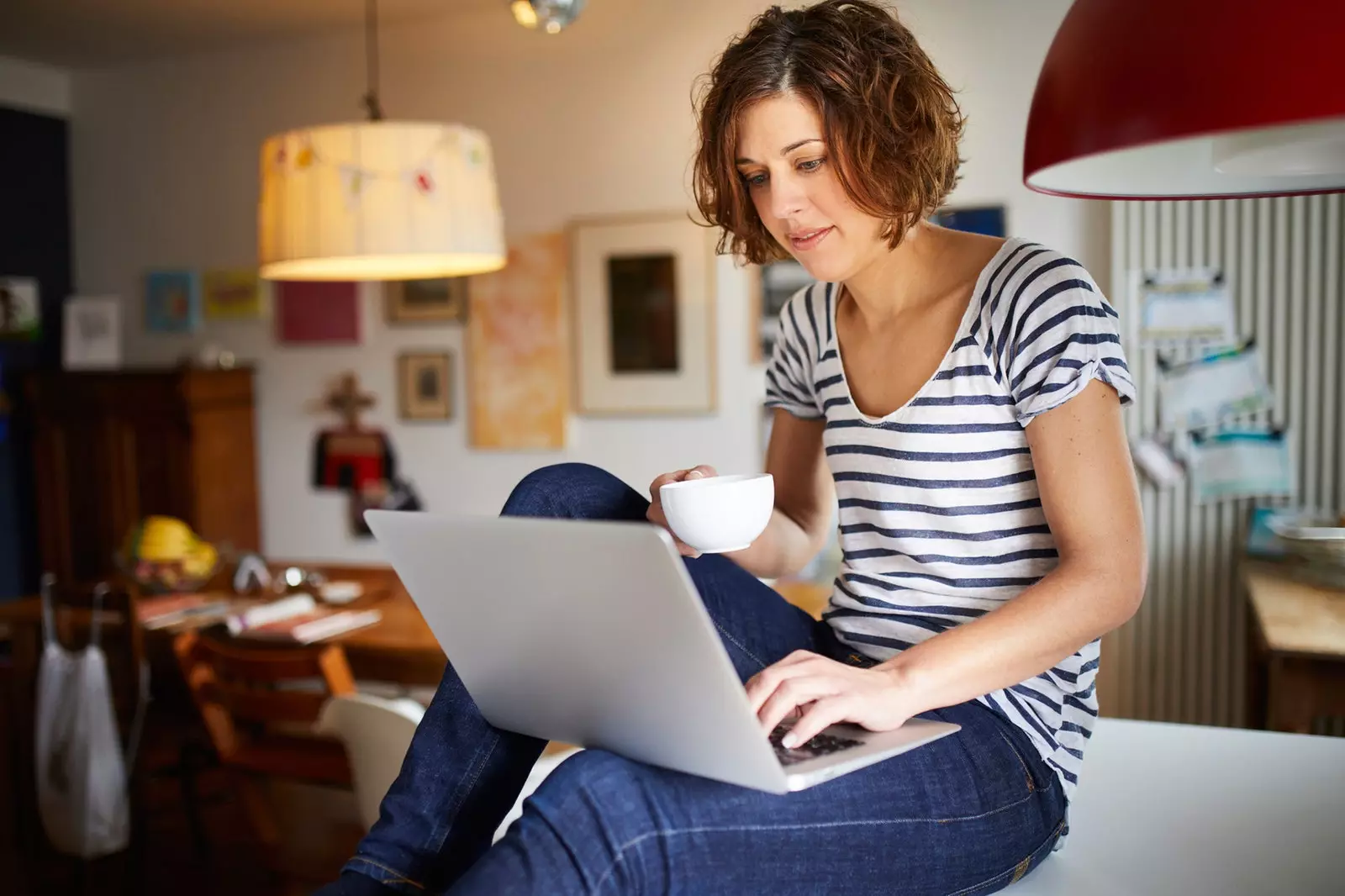 Femme regardant un ordinateur