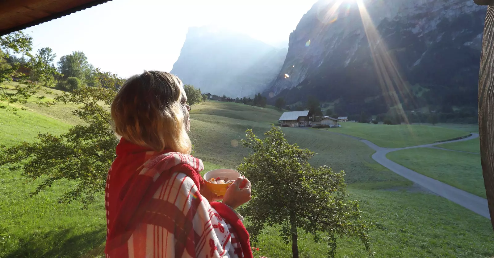 tifla tixrob il-kafè fl-Isvizzera