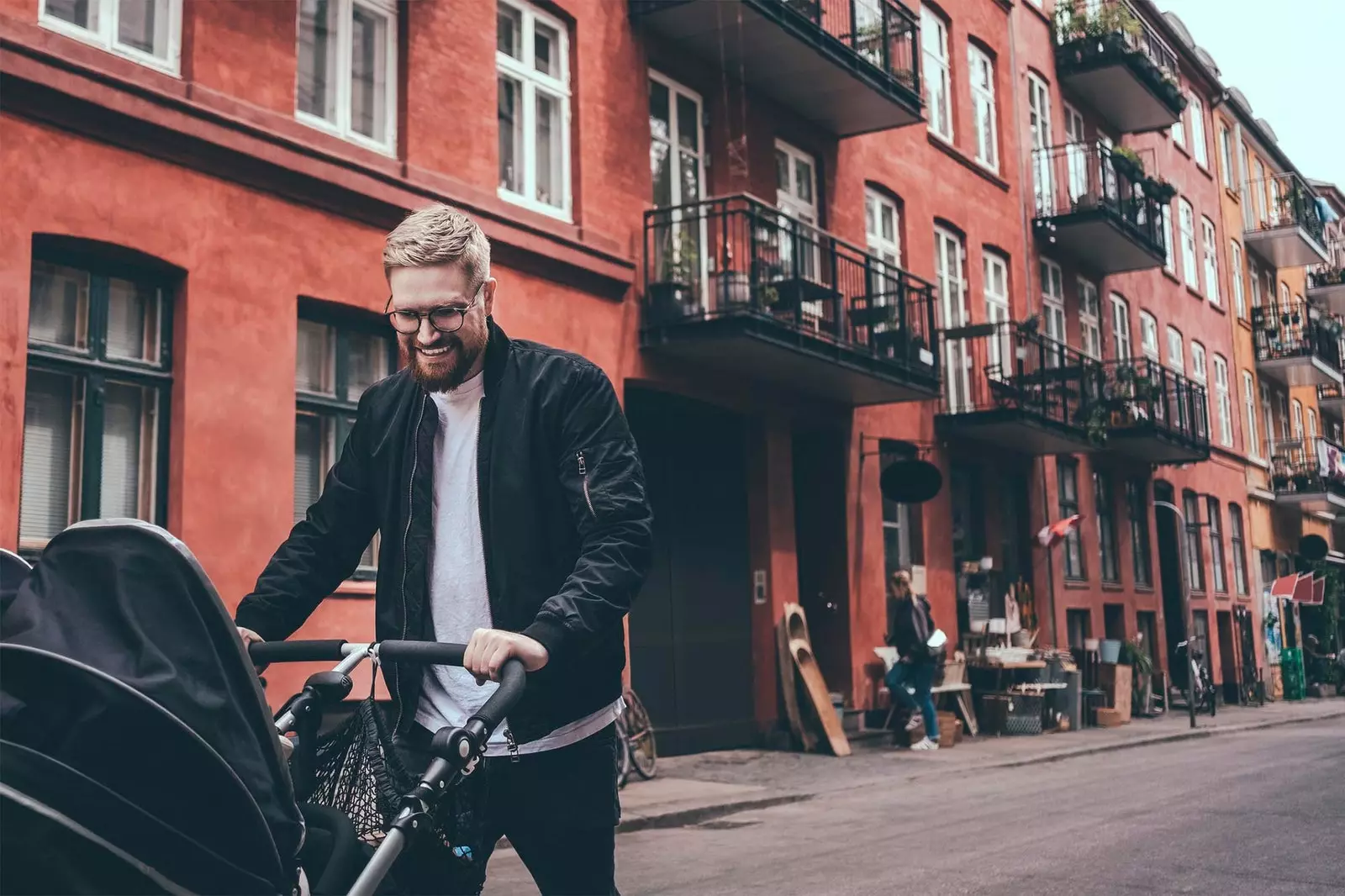 homme qui marche chariot à copenhague