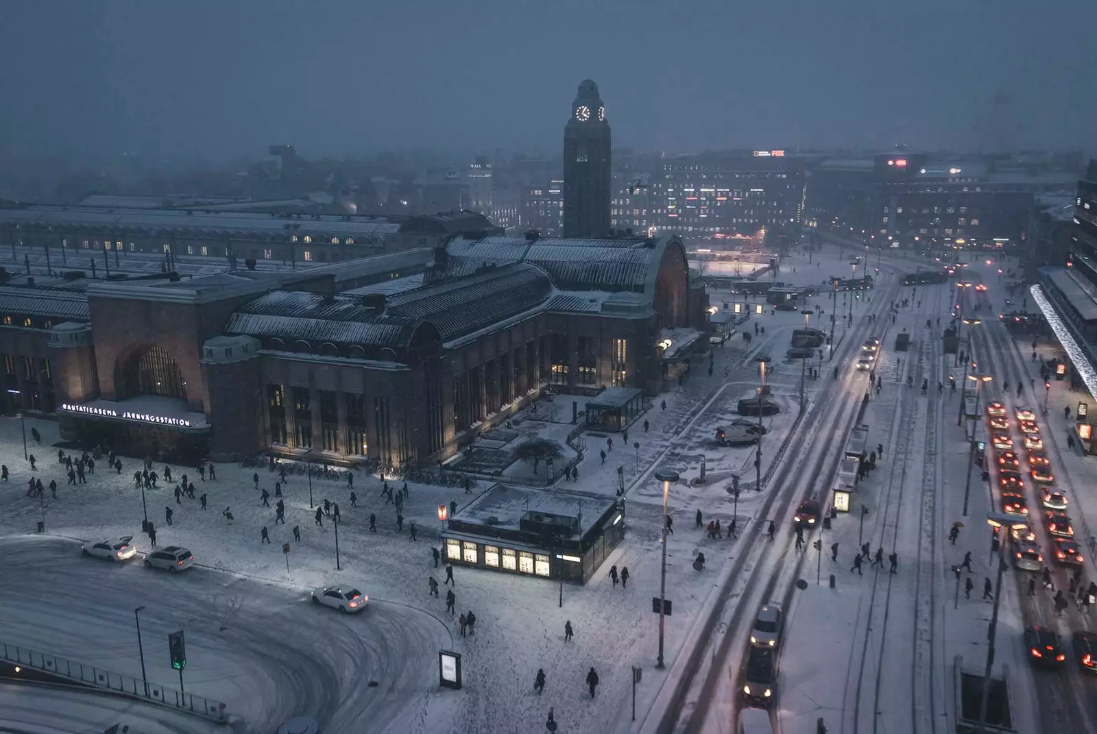 snježni helsinki noću