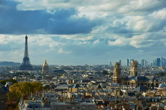 Die Dächer von Paris mit dem leuchtenden Turm