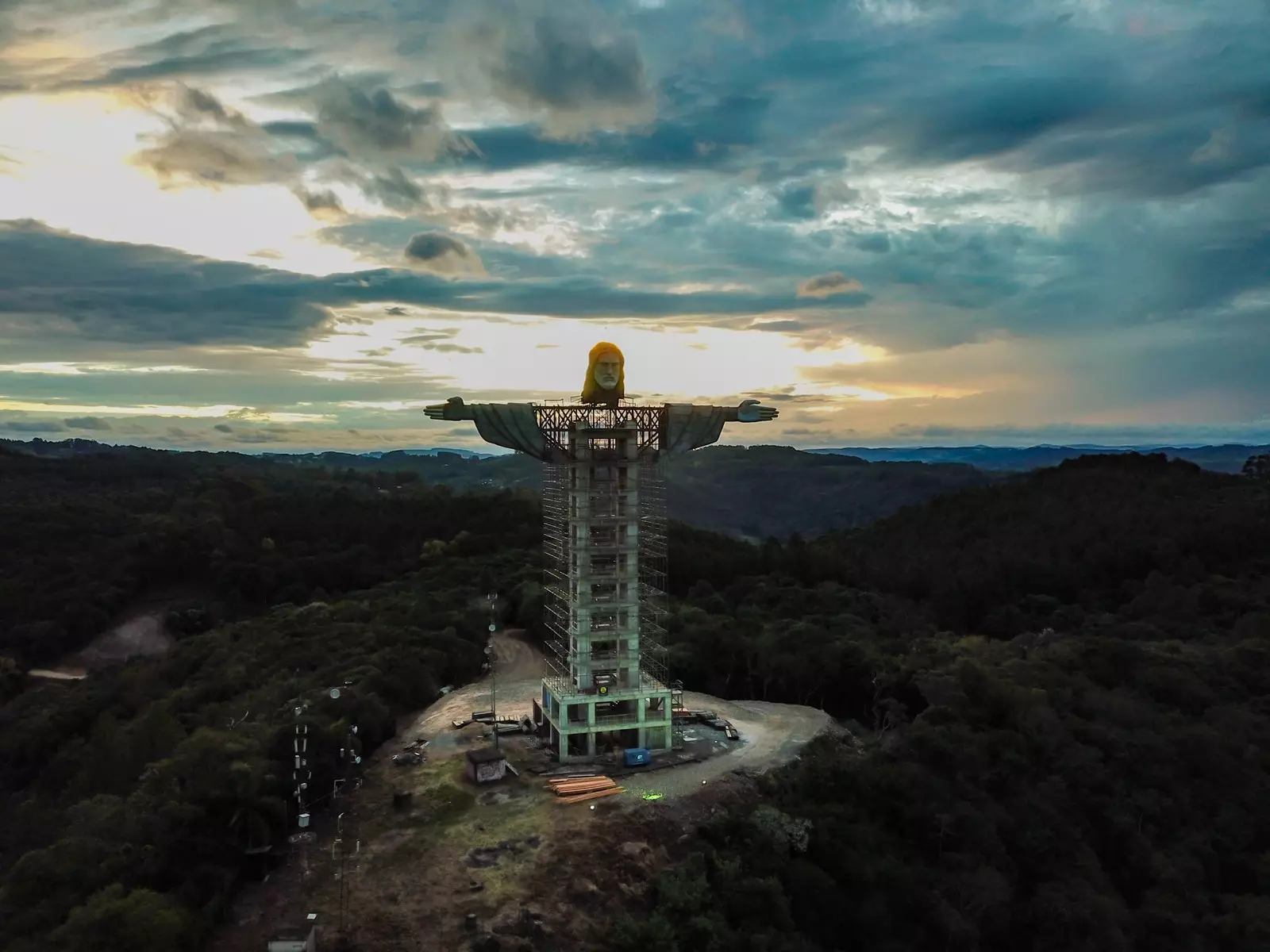 De Beschermer Christus overtreft in omvang de Christus de Verlosser van Rio de Janeiro