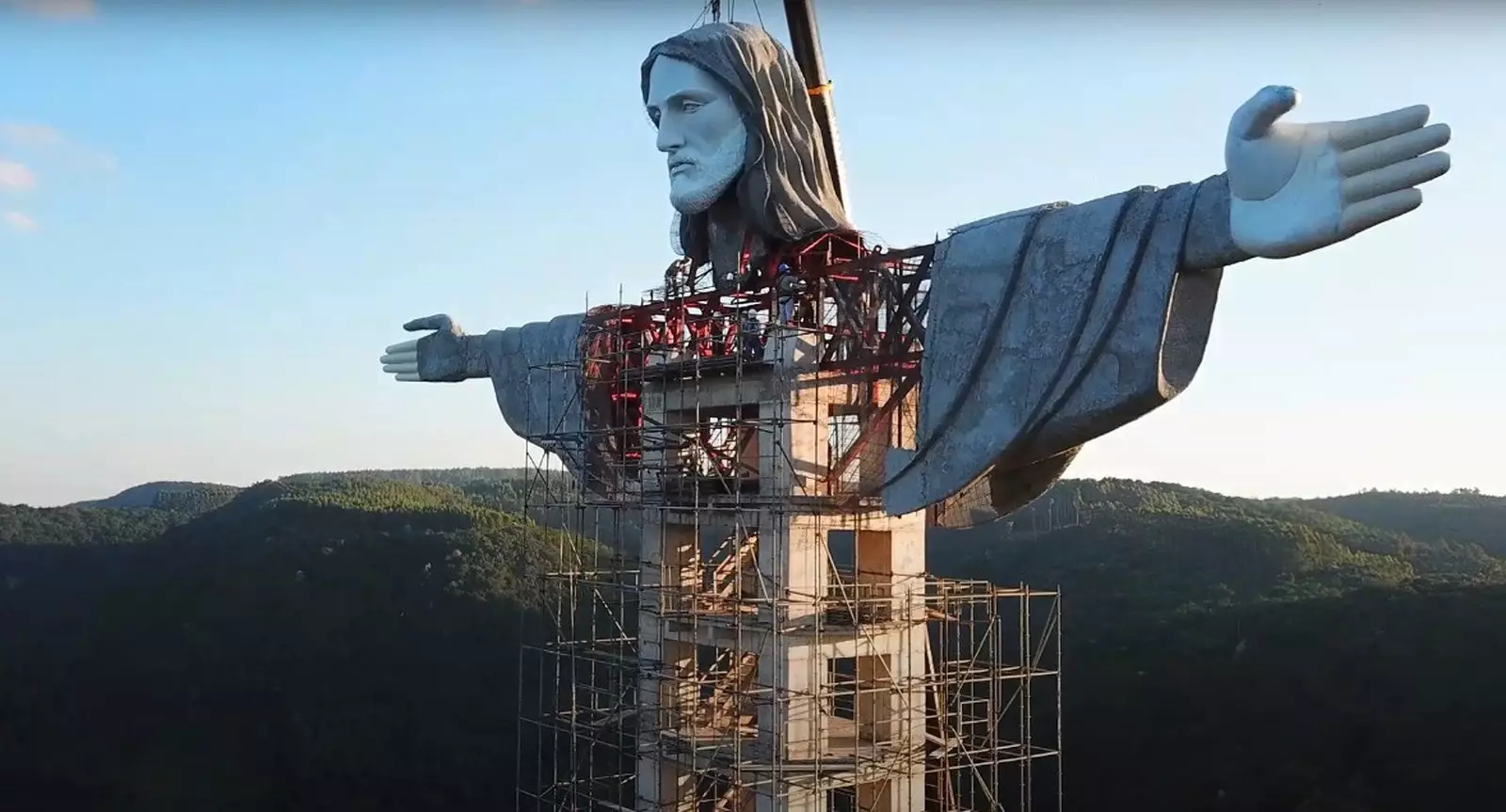 The Christ will have a viewpoint at the height of the heart of the statue