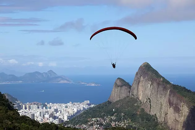 Dra på hanggliding i São Conrado