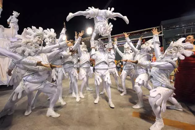 Une fois à l'intérieur du Sambadrome, les danses et les acrobaties prennent le relais du spectacle