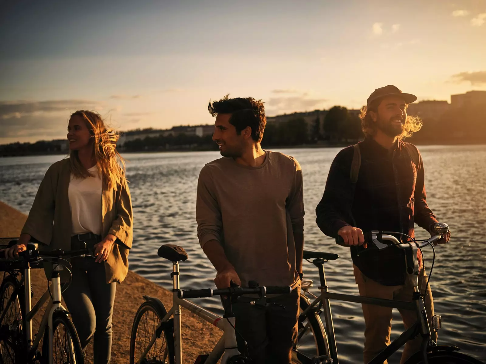 En grupp vänner vandrar i Danmark