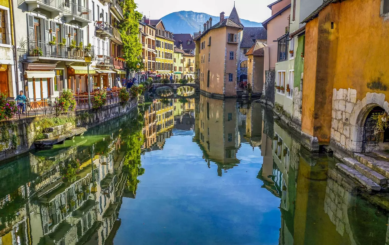 Kanál ve francouzských Alpách Annecy