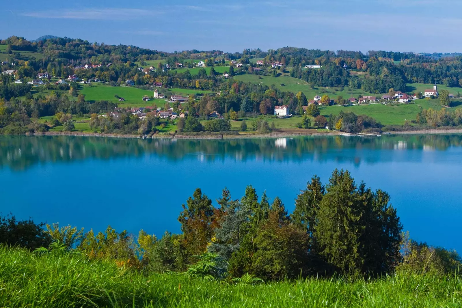 Jezero Aiguebelette Francouzské Alpy