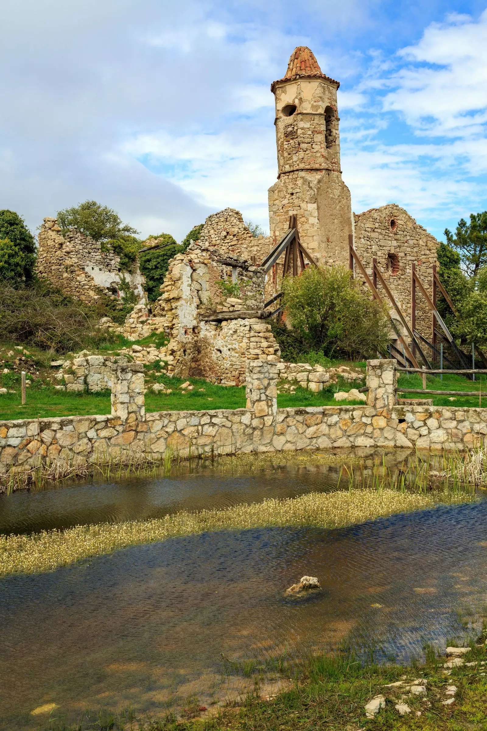 Ruine vun der aler verloossener Stad La Mussara Tarragona.