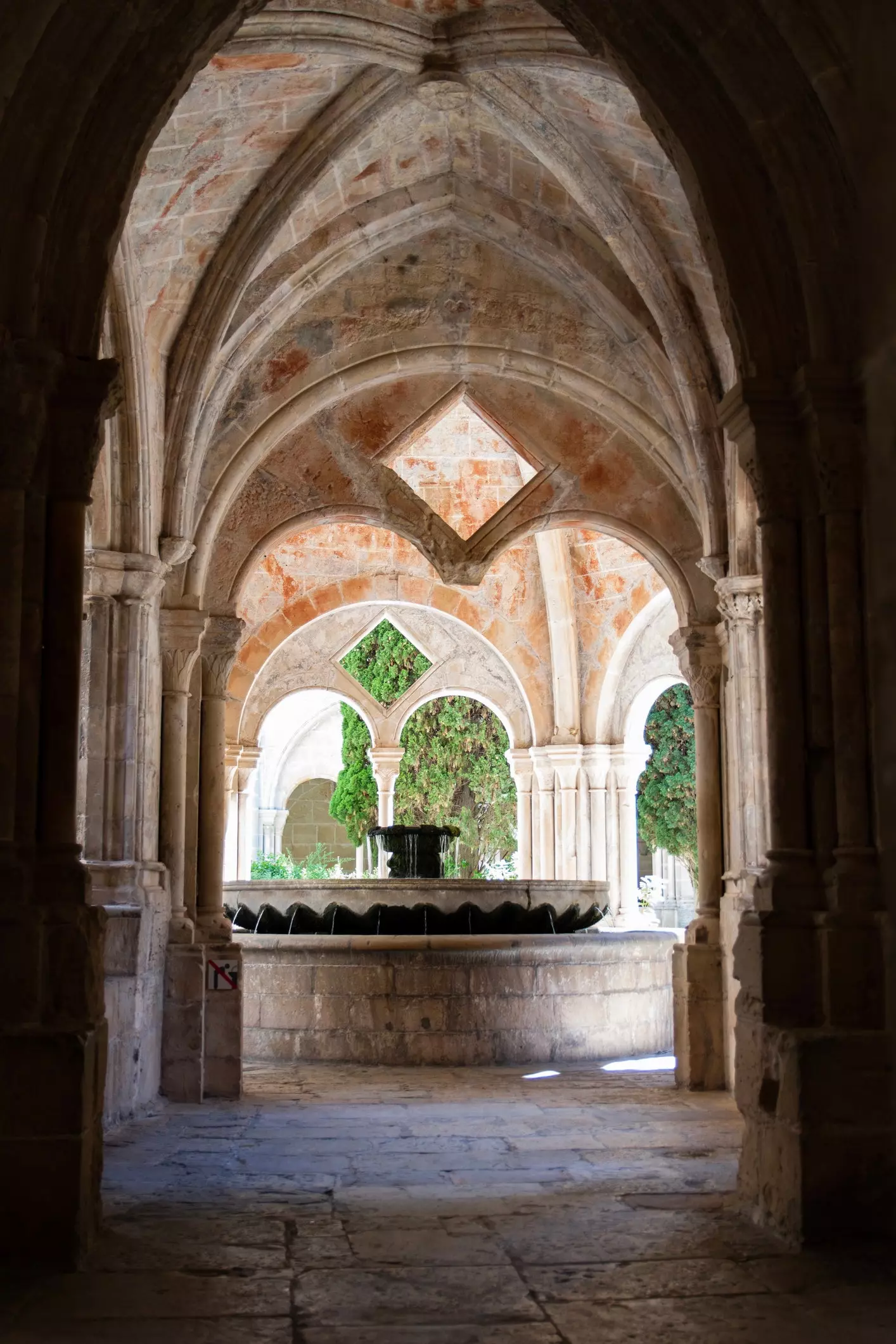 Santa María de Poblet Kraliyet Manastırı'nın manastırındaki çeşme.