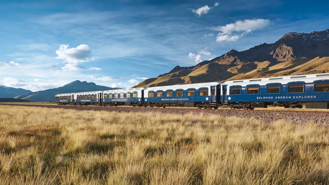 この列車で、ペルーのアンデス山脈の美しさを探索できます