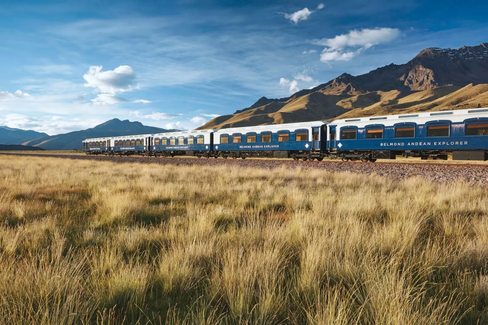 De eerste luxe trein die door de Peruaanse Andes reist.