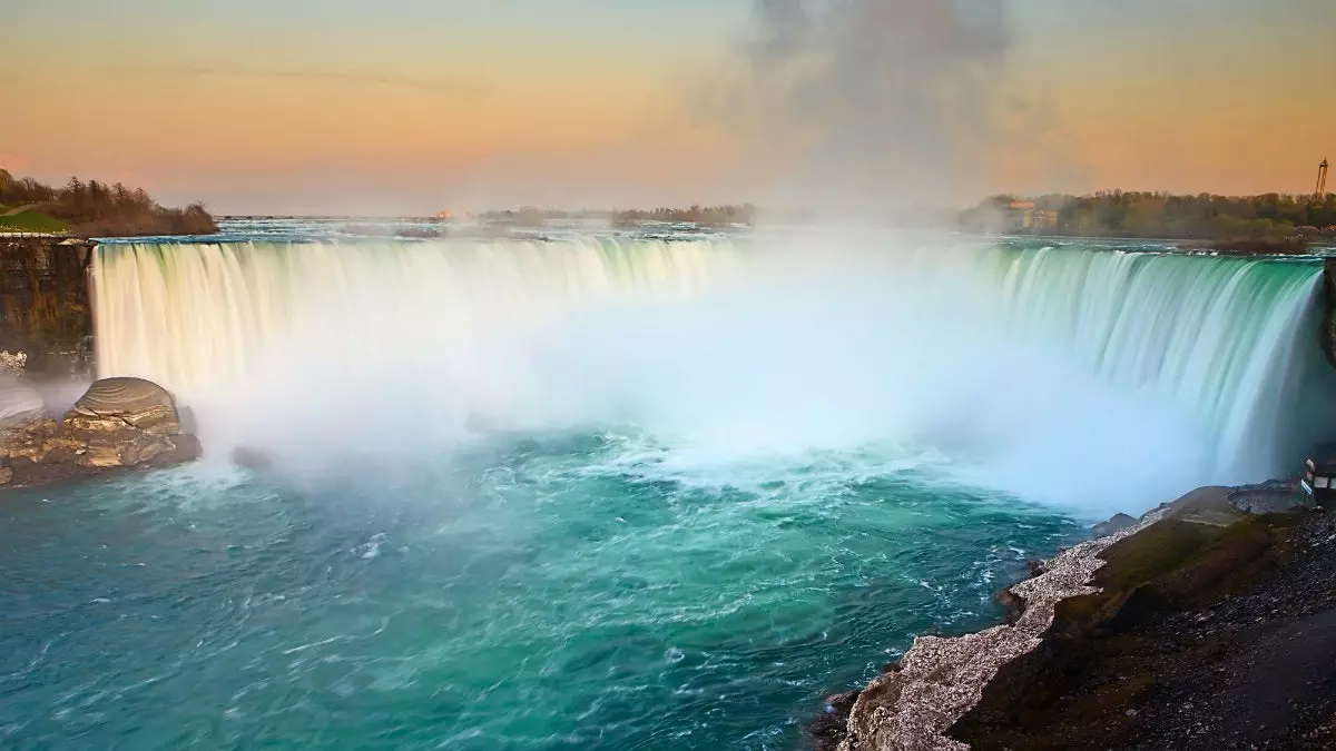 The video to marvel at the force of Niagara Falls from the air