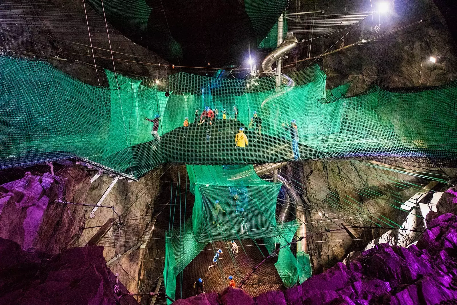 Trampoline und Seilrutschen, so sieht dieser unterirdische Spielplatz aus